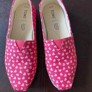 Tom’s canvas shoes